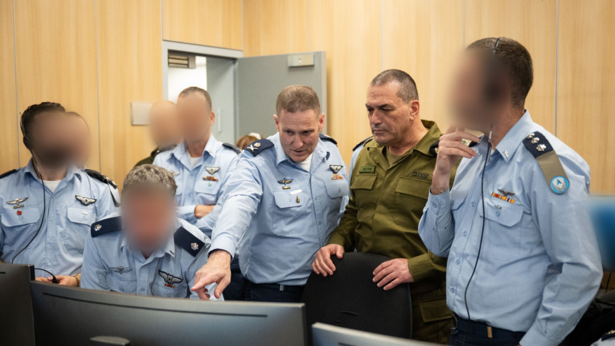 אייל זמיר בחדר הפיקוד על "מבצע עיט" (צילום: דובר צהל)