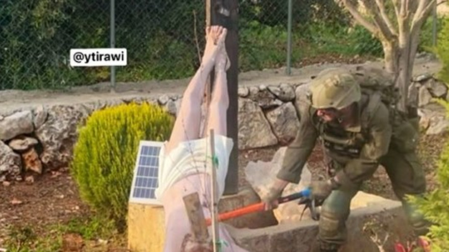 התיעוד החריג מלבנון: חייל צה"ל מנתץ פסל של ישו (צילום: צילום מסך רשת X)