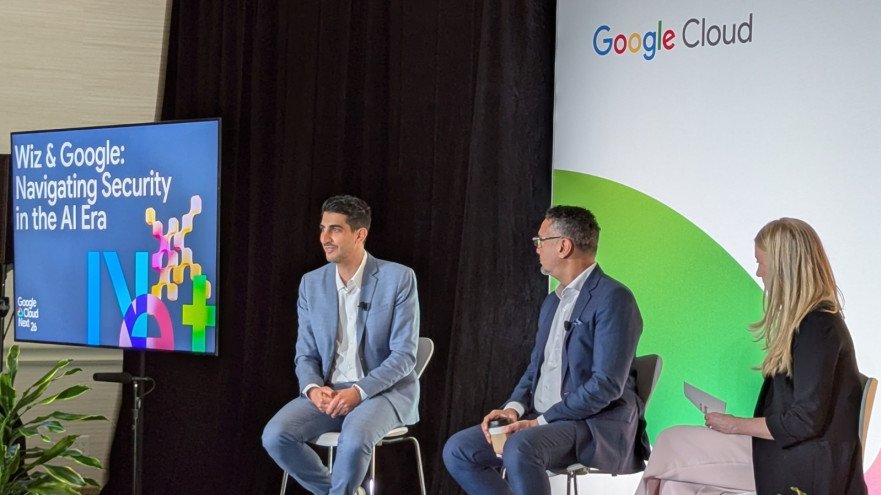 ינון קוסטיקה, מייסד שותף וסמנכ"ל מוצר של Wiz, ופרנסיס דה-סוזה, COO ונשיא מוצרי אבטחה של Google Cloud (צילום: Google Cloud)