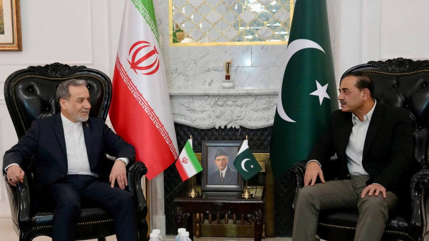 עבאס עראקצ'י ומפקד צבא פקיסטן פילדמרשל עאסם מוניר, באיסלאמבד (צילום: רויטרס)