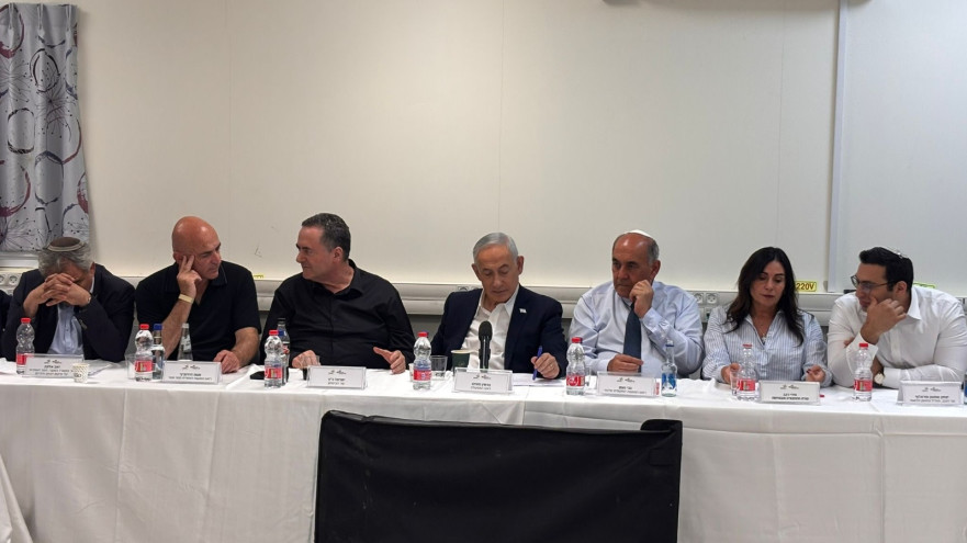 נתניהו והשרים בשלומי (צילום: ללא קרדיט)