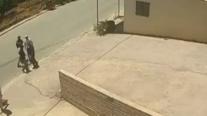 עימותים אלימים בין מתנחלים ופלסטינים בחווארה, חייל סייע למתנחלים (צילום: צילום מסך)