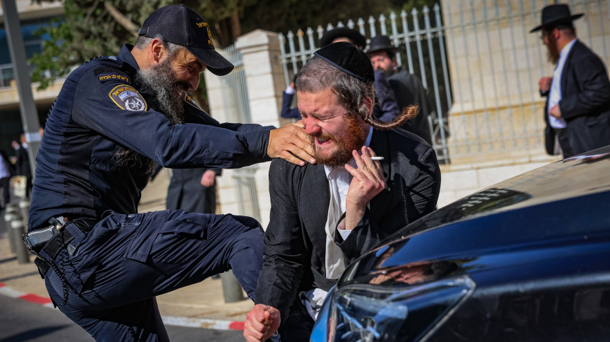 הפגנות חרדים נגד מעצר המתפרעים בביתו של נעם סולברג סמוך לתחנת משטרה בירושלים (צילום: נועם רבקין פנטון, פלאש 90)