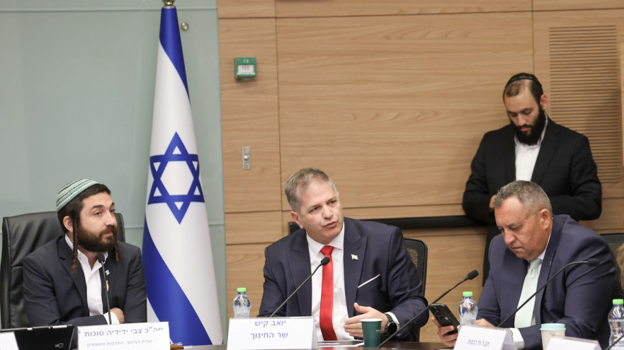 ועדת החינוך. מימין לשמאל: ח"כ סימון דוידסון, שר החינוך יואב קיש ויו"ר הוועדה, ח"כ צבי סוכות (צילום: דוברות הכנסת, דני שם טוב)