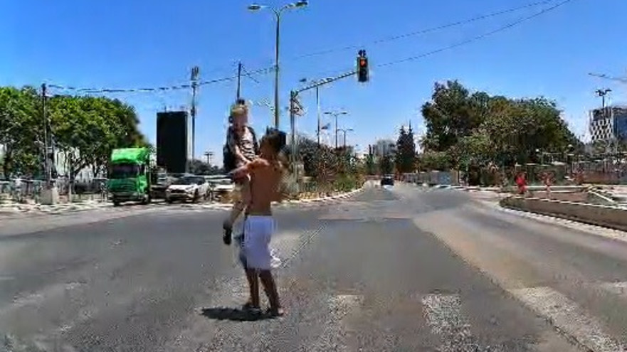 ניסיון חטיפה בפתח תקווה (צילום: צילום מסך)