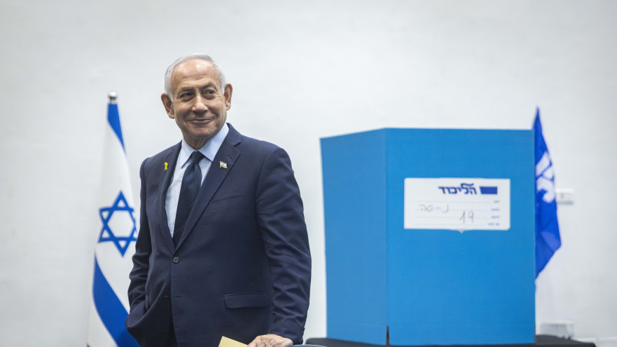 בנימין נתניהו מצביע לוועידת הליכוד (צילום: חיים גולדברג פלאש 90)