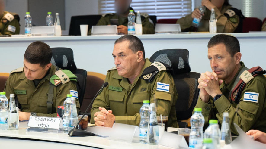 הרמטכ"ל רא"ל אייל זמיר בהערכת מצב באוגדת יו"ש (צילום: דובר צה"ל)