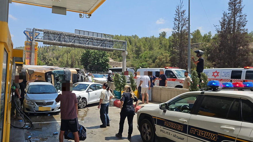 משאית שהתהפכה בתחנת דלק בשער הגיא (צילום: תיעוד מבצעי מד"א)