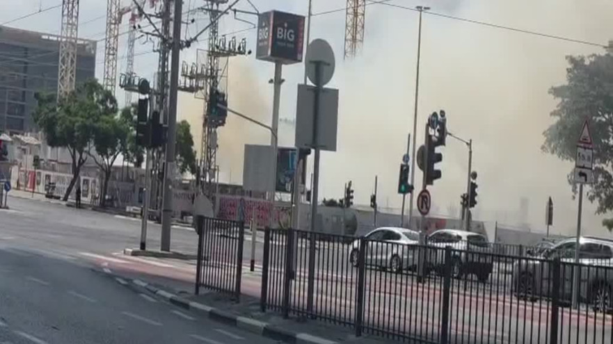 שריפה ברחובות ז'בוטינסקי ומשה דיין בפתח תקווה בתוך אתר בנייה של מתחם ביג (צילום: אלון חכמון)