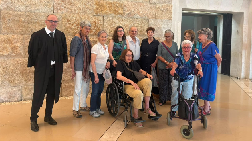 העותרים ועורך דינם בבית המשפט העליון (צילום: באדיבות העותרים)