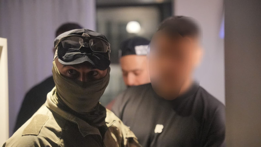 מעצר חשוד בעבירות פרוטקשן דמי חסות, סחיטה באיומים ועבירות פליליות  (צילום: דוברות המשטרה)