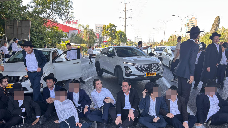 החלה הפגנת החרדים בכביש 4 (צילום: אבשלום ששוני)