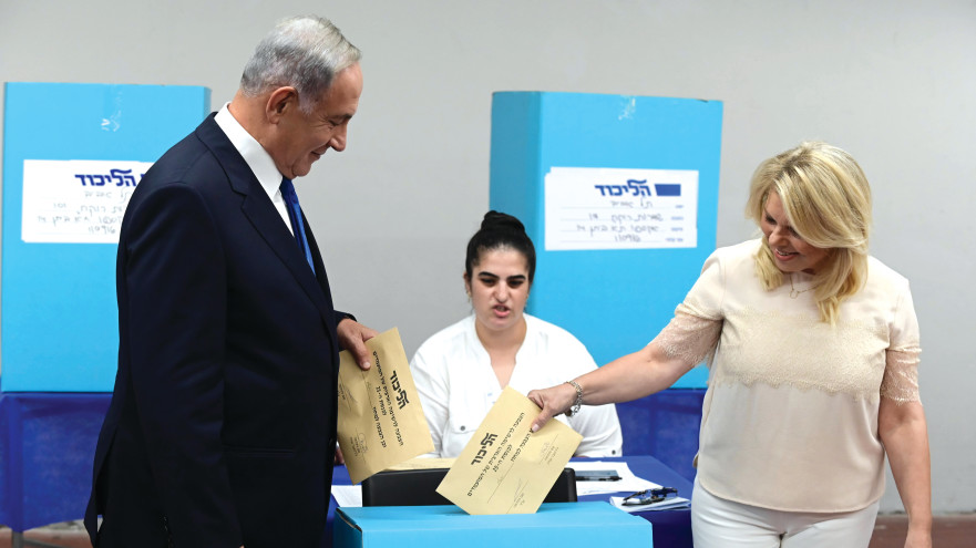 שרה נתניהו ובנימין נתניהו מצביעים בפריימריז של הליכוד, 2022 (צילום: תומר נויברג, פלאש 90)