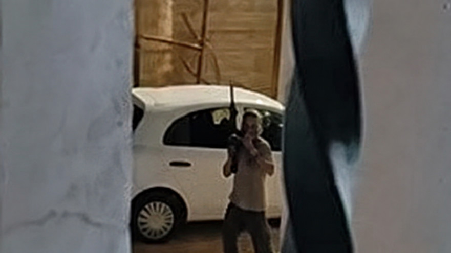 מתנחל עם נשק שלוף בכפר אל מוע'ייר (צילום: צילום מסך,שימוש לפי סעיף 27 א')