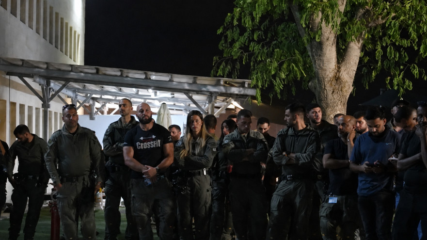 שוטרים לפני הפשיטה על מועצת תל שבע (צילום: צילום מסך דוברות המשטרה)
