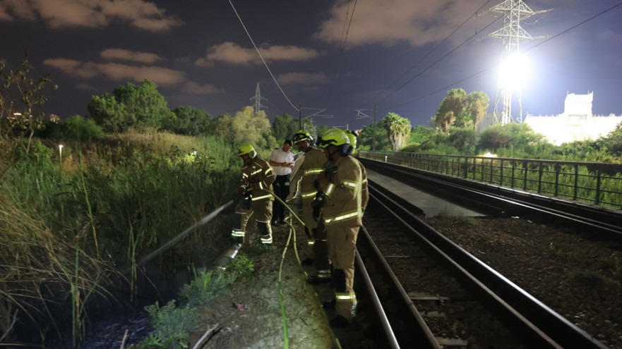 צוותי כיבוי בזירת השרפה ברמת גן (צילום: כבאות והצלה לישראל)