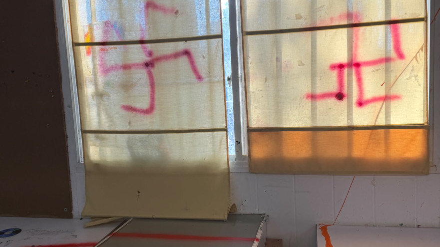 צלב קרס בפרדס חנה (צילום: דוברות המשטרה)