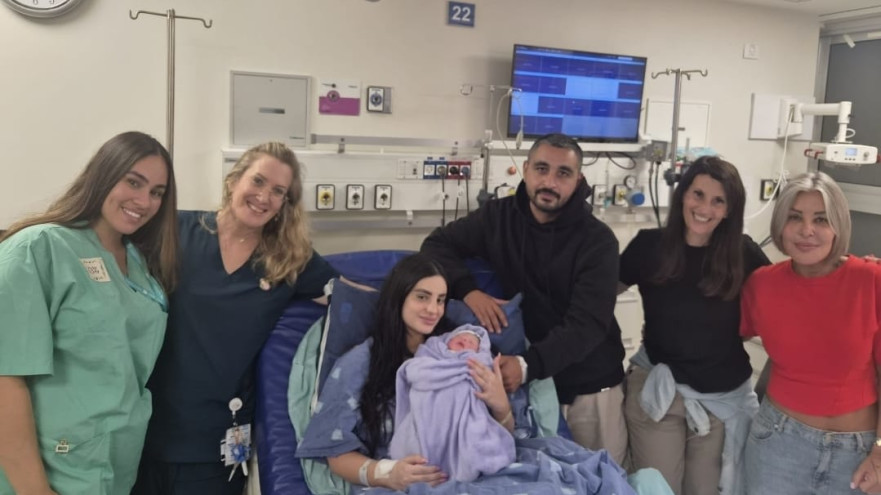 דניאל ואדריאן לרדו עם בנם הבכור במרכז הרפואי שמיר אסף הרופא (צילום: דוברות שמיר אסף הרופא)