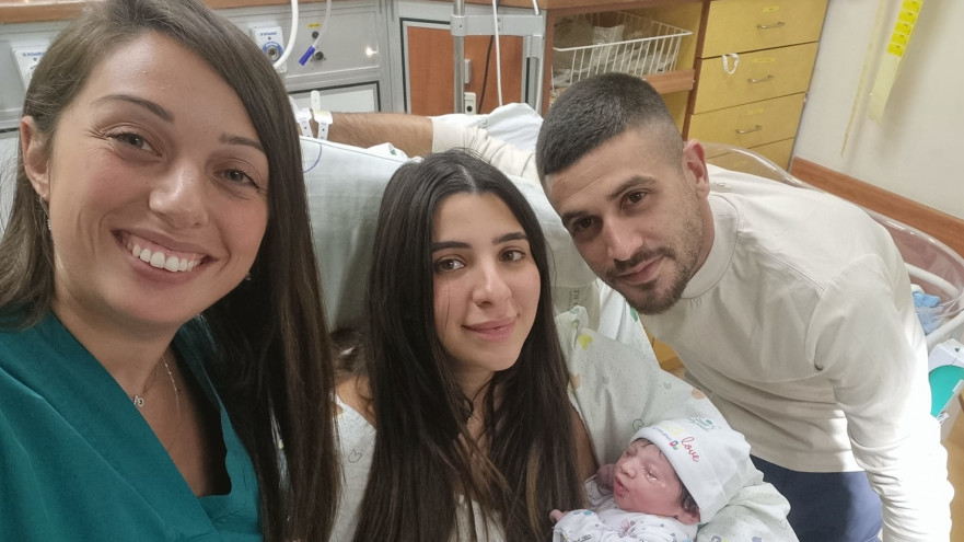לין ועילאי ואקנין עם בתם בבית החולים וולפסון (צילום: בית חולים וולפסון)