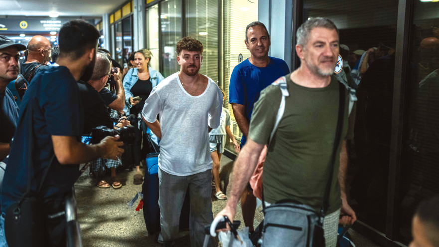 גיבורי הטיסה מדובאי בנתב"ג - ספטמבר 2026 (צילום: פלאש 90)