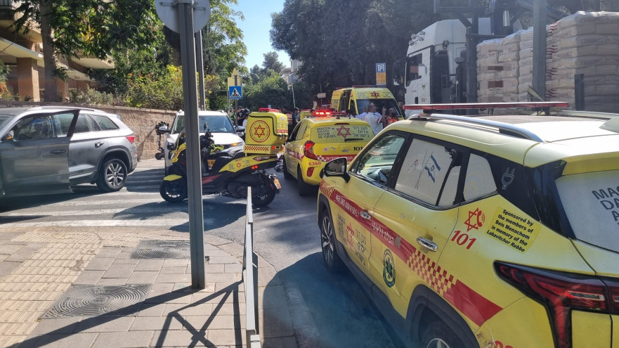 תאונת פגע וברח משאית ברחביה ירושלים (צילום: מד"א)