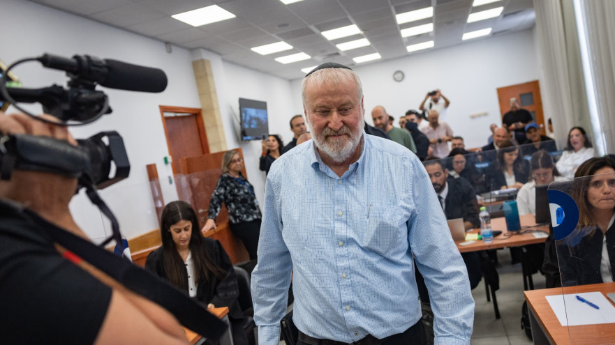אביחי מנדלבליט בבית המשפט (צילום: חיים גולדברג, פלאש 90)