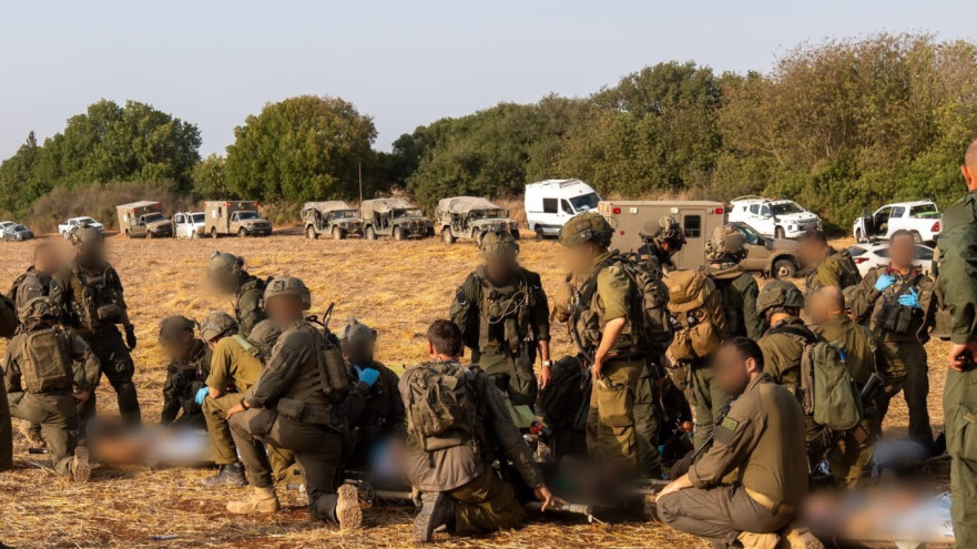 צה"ל מפנה פצועים מזירת הפיצוץ ברכס רמים (צילום: דובר צהל)