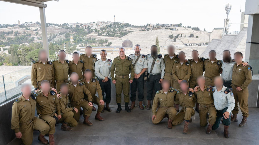 הרמטכל עם מסיימי קורס קצינים בחטיבת החשמונאים (צילום: דובר צה"ל)