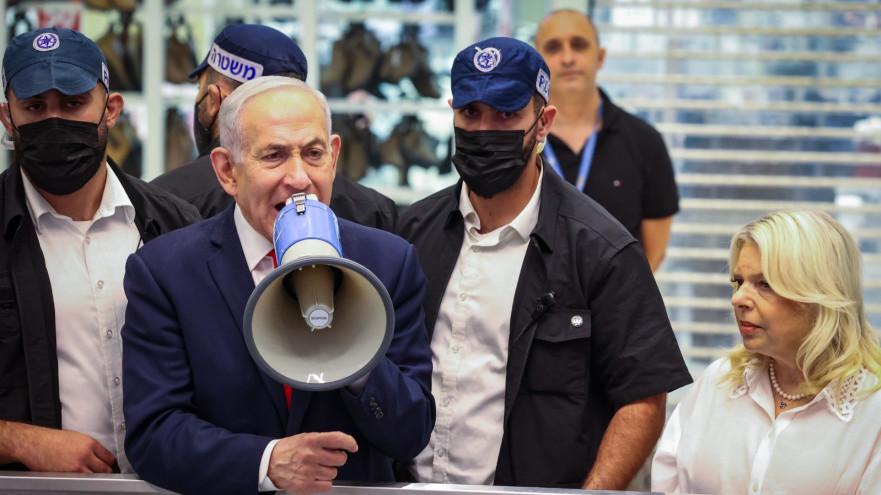 בנימין נתניהו עם מגפון, קניון בית שמש (צילום: Yaakov Lederman/Flash90)