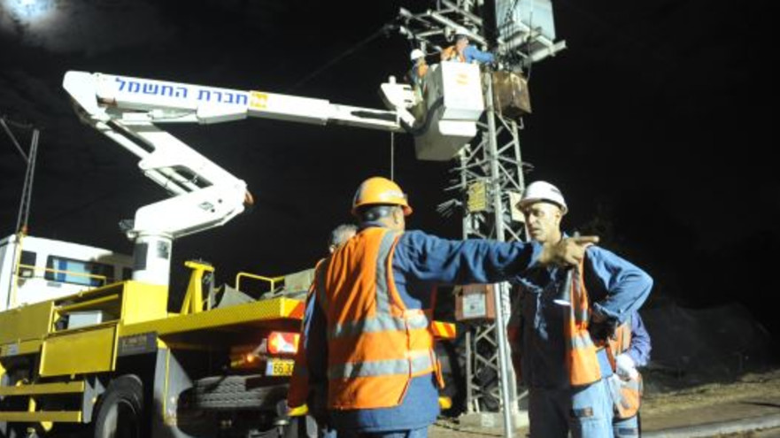 חברת החשמל עובדת על תיקון הפסקת חשמל (צילום: אבשלום ששוני)
