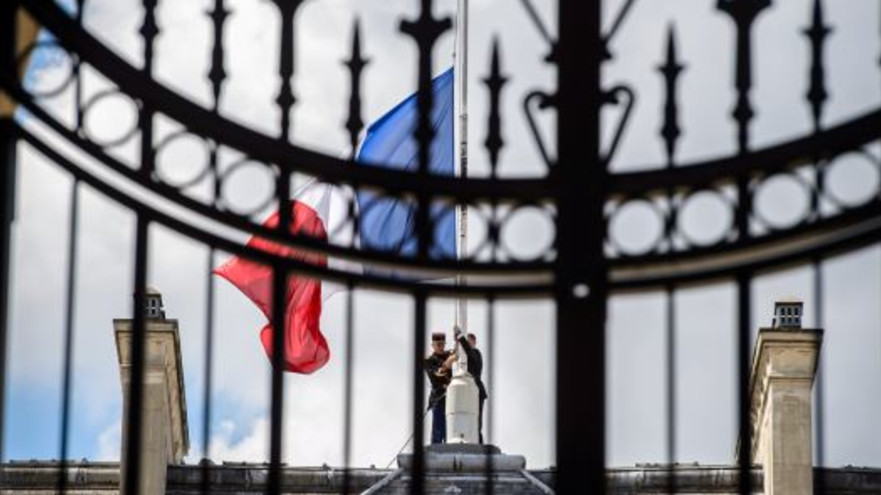 דגל צרפת בחצי התורן בארמון האליזה (צילום: רויטרס)