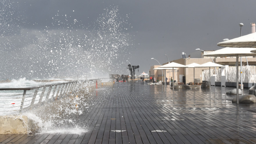 נמל תל אביב לקראת הסופה (צילום: אבשלום ששוני)