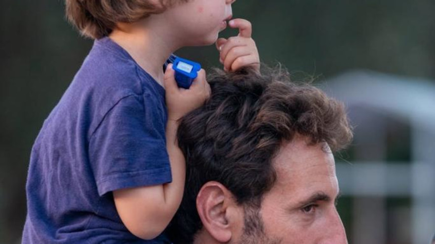 אסף בריט ובנו (צילום: מילי פרקס)