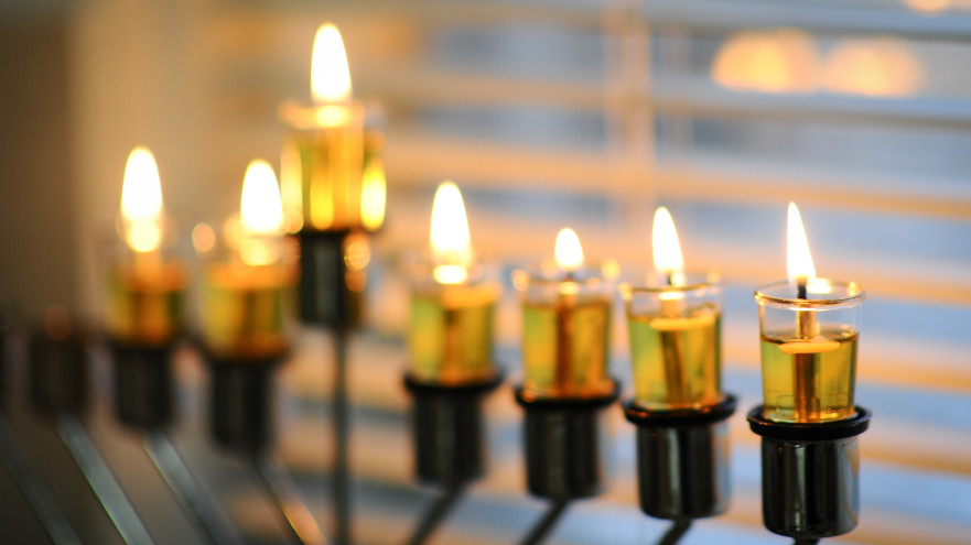 נר שישי של חנוכה (צילום: מנדי הכטמן, פלאש 90)