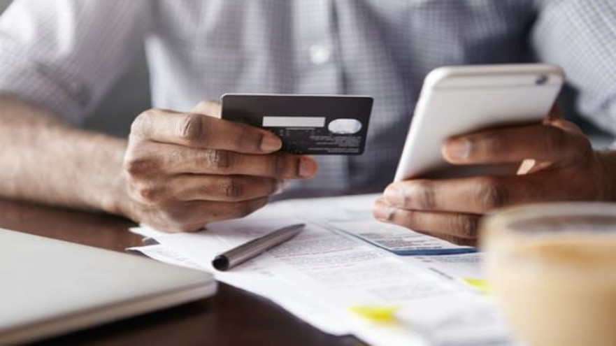 תשלום חשבון ארנונה (צילום: Shutterstock)