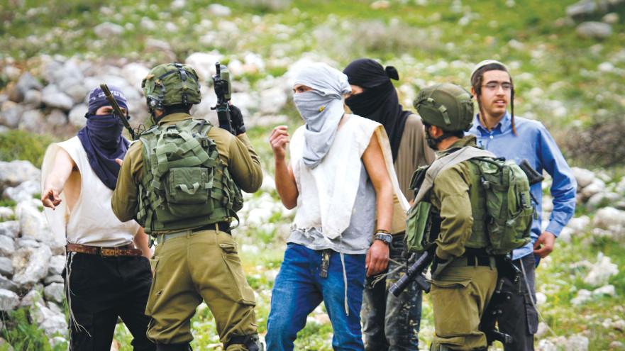 חיילי צה''ל מתעמתים עם מתנחלים (צילום: נאסר אישתיה, פלאש 90)