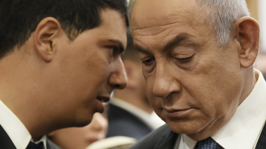 בנימין נתניהו ועו"ד עמית חדד ביום פתיחת עדות נתניהו (צילום: רובי קסטרו)