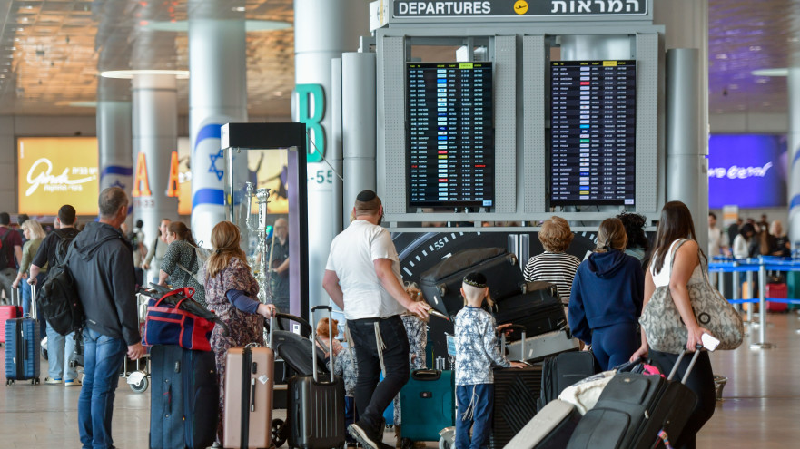נוסעים מודאגים ליד לוחות הטיסות בנתב"ג (צילום: אבשלום ששוני)