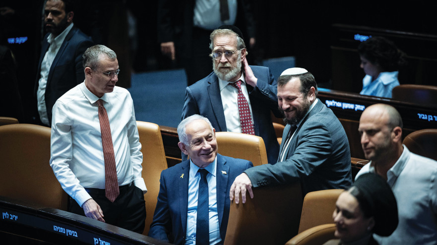 נתניהו עם חברי קואליציה בכנסת השנה (צילום: יונתן זינדל, פלאש 90)