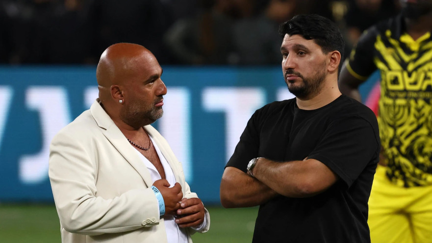 אלמוג כהן מנהל מקצועי בית"ר ירושלים עם הבעלים ברק אברמוב, גמר גביע המדינה 2025 (צילום: דני מרון)