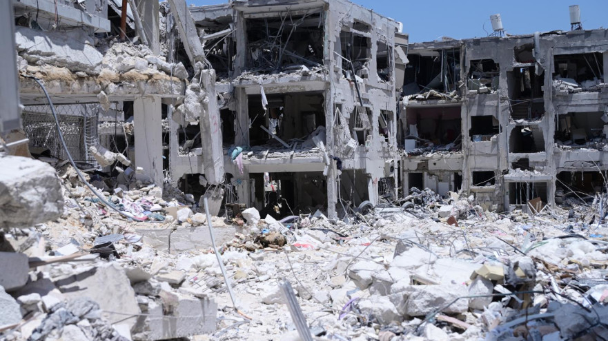 נזקי פגיעת טיל איראני בבת ים (צילום: אבשלום ששוני)