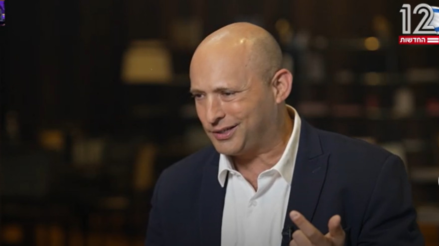 נפתלי בנט בראיון בפגוש את העיתונות (צילום: צילום מסך)