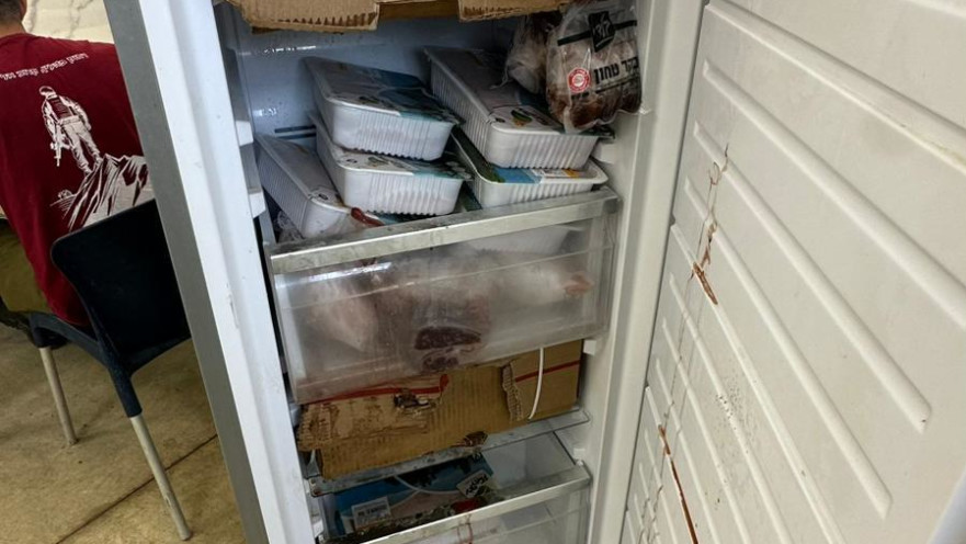 מקרר מלוכלך ומלא בג'וקים במטבח הצבאי