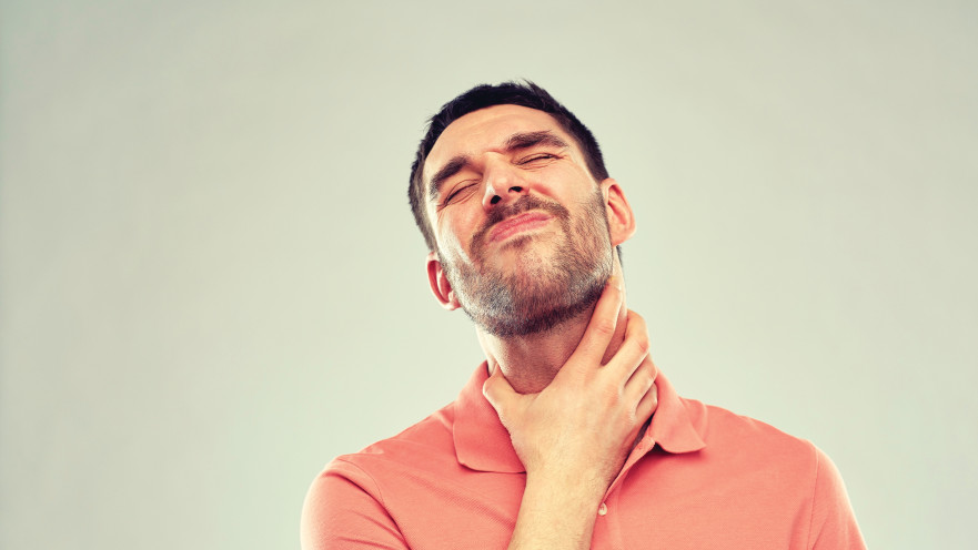 גבר עם כאבי גרון