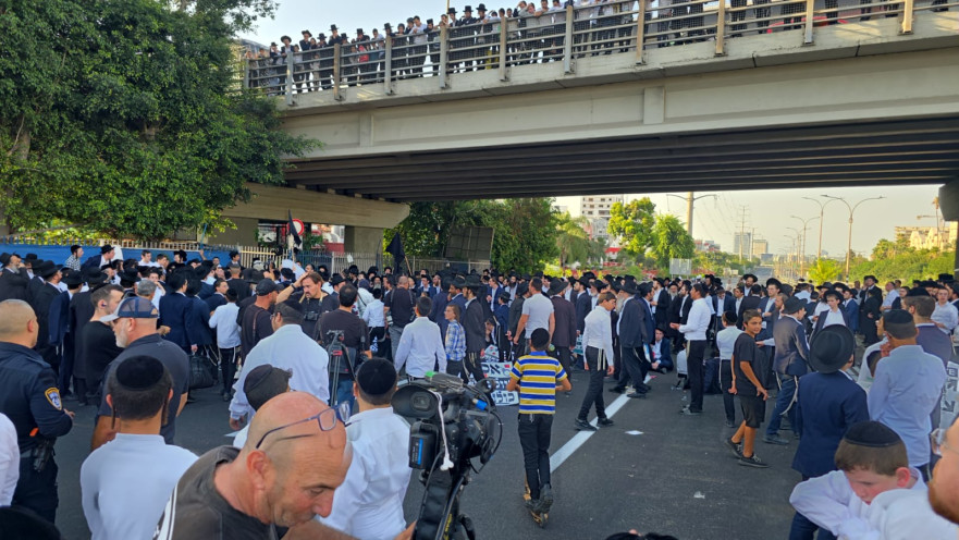 הפגנת חרדים בצומת קוקה קולה