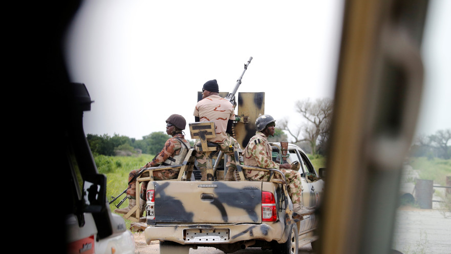 חיילים ניגרים על כלי צבאי