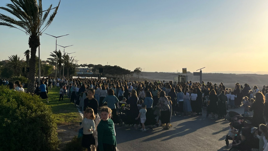 אלפי חרדים מחסידות גור מפגינים נגד חוק הגיוס בערד