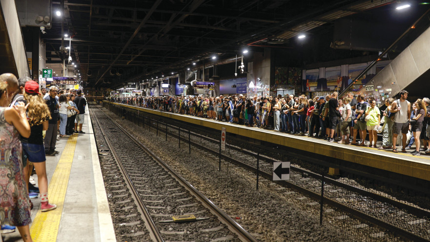 נוסעים מחכים לרכבת בתחנת השלום בתל אביב
