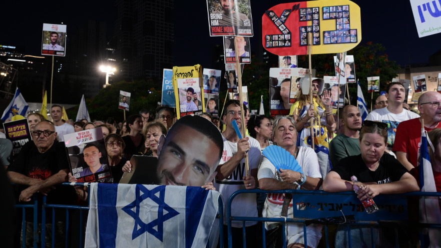 משפחות החטופים בכיכר החטופים