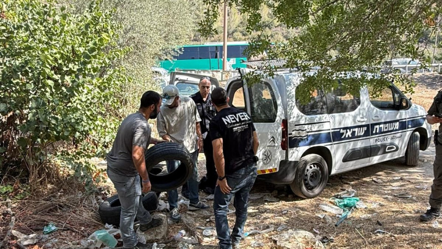 מצבור הצמיגים שאיתרה המשטרה סמוך למחלף שער הגיא 